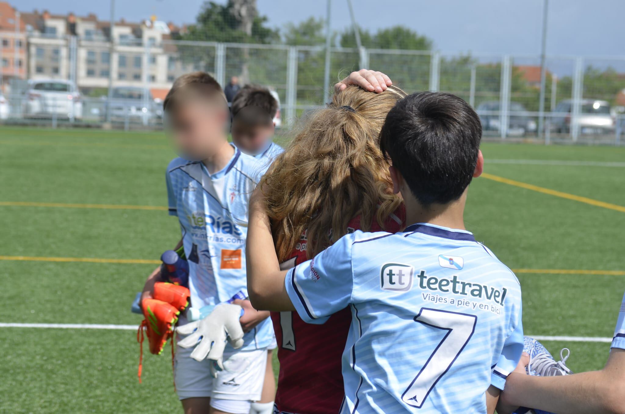 Los compañeros consuelan a la jugadora del Vilalonga después de recibir los insultos machistas / Facebook Martín González