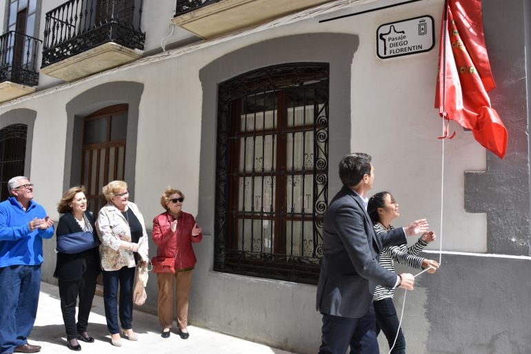 Descubrimiento de la placa rotulada &#039;Pasaje Diego Florentín&#039;