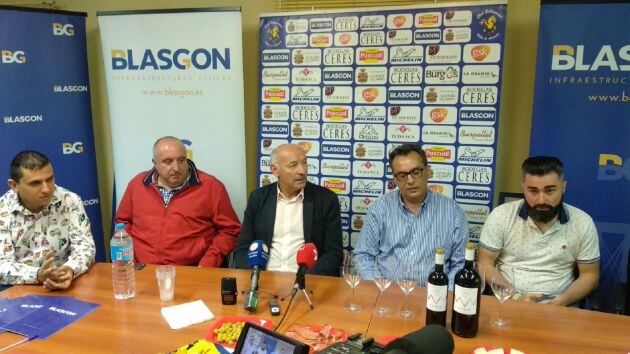 Suárez (2º por la izquierda) acompañado de Javier de Blas y Jesús Asenjo (centro) como patrocinadores de Ceres y BlasGón