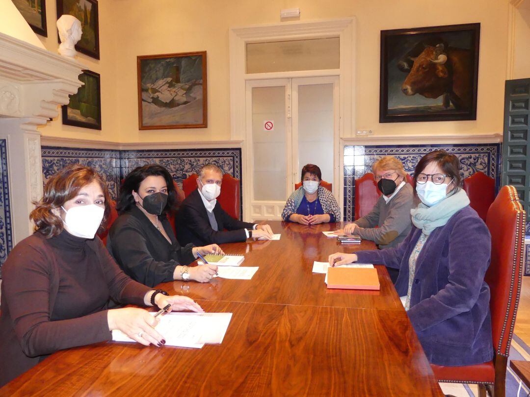 Representantes del Ayuntamiento y de la Federación Empresarial Segoviana 