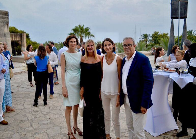 La ministra de Turismo junto al presidente Torres y otras autoridades