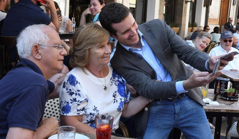 Pablo Casado, candidato a la presidencia del Partido Popular, hoy durante su visita a León, para hacer campaña en apoyo de su candidatura.