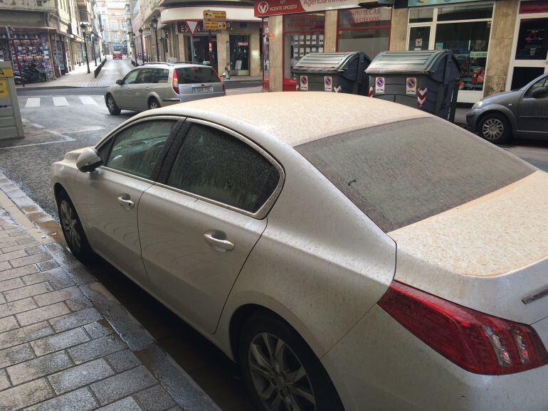 Así han amanecido la mayor parte de los coches en la ciudad: cubiertos de barro