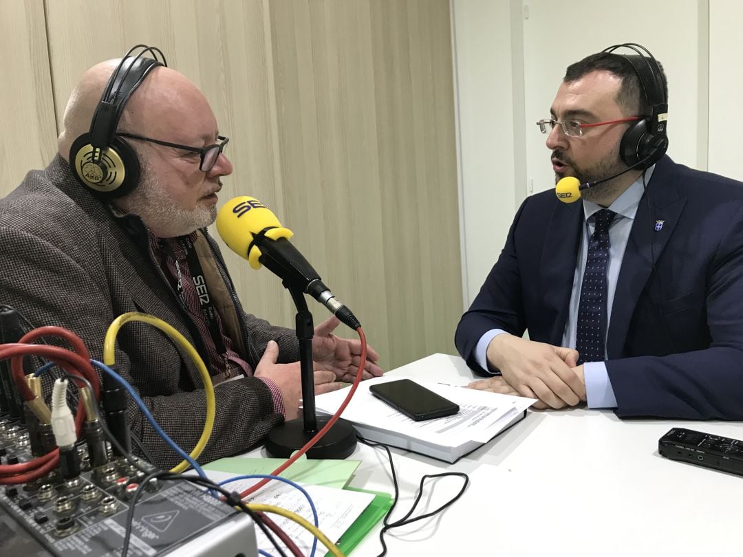 El Presidente asturiano, Adrián Barbón, durante su intervención en &quot;Hoy por hoy Asturias&quot;