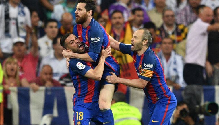 Iniesta felicita a Messi por uno de sus goles en el Bernabéu.