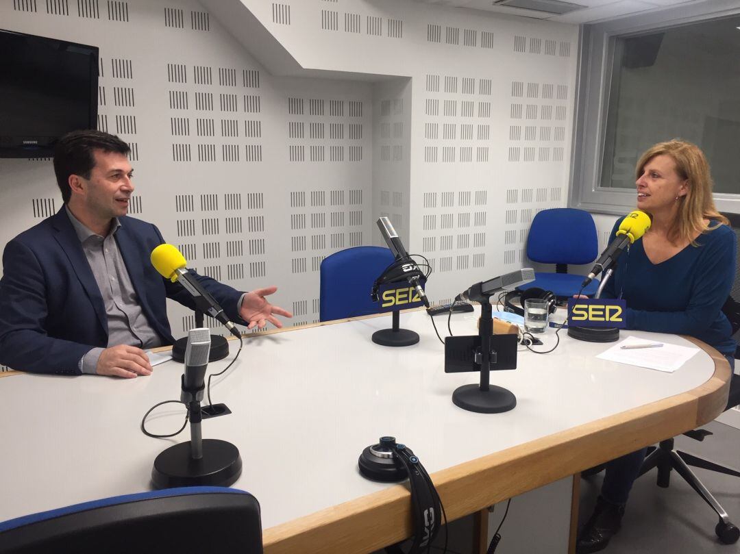 Gonzalo Caballero y Aida Pena en los estudios de Radio Galicia