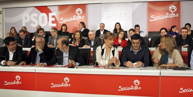 El secretario general del PSOE, Alfredo Pérez Rubalcaba, la vicesecretaria general, Elena Valenciano, el secretario de Relaciones Políticas, Patxi López, el presidente, José Antonio Griñán, el secretario de Organización, Oscar López, y la secretaria de Po