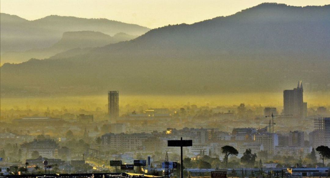 Imagen aérea de la ciudad de Murcia con una campana de contaminación