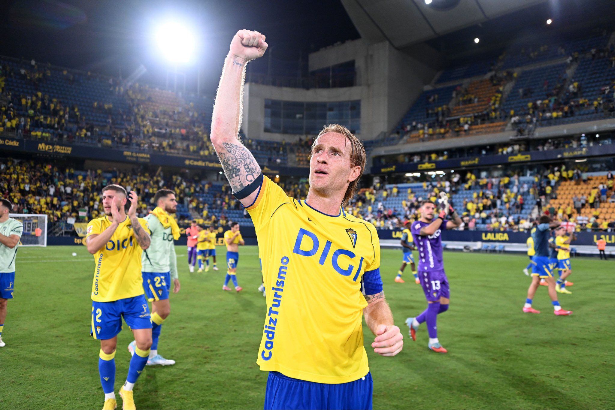 Álex Fernández celebrando la victoria de la jornada 9 ante la SD Huesca en el Nuevo Mirandilla. Foto: Cádiz CF.