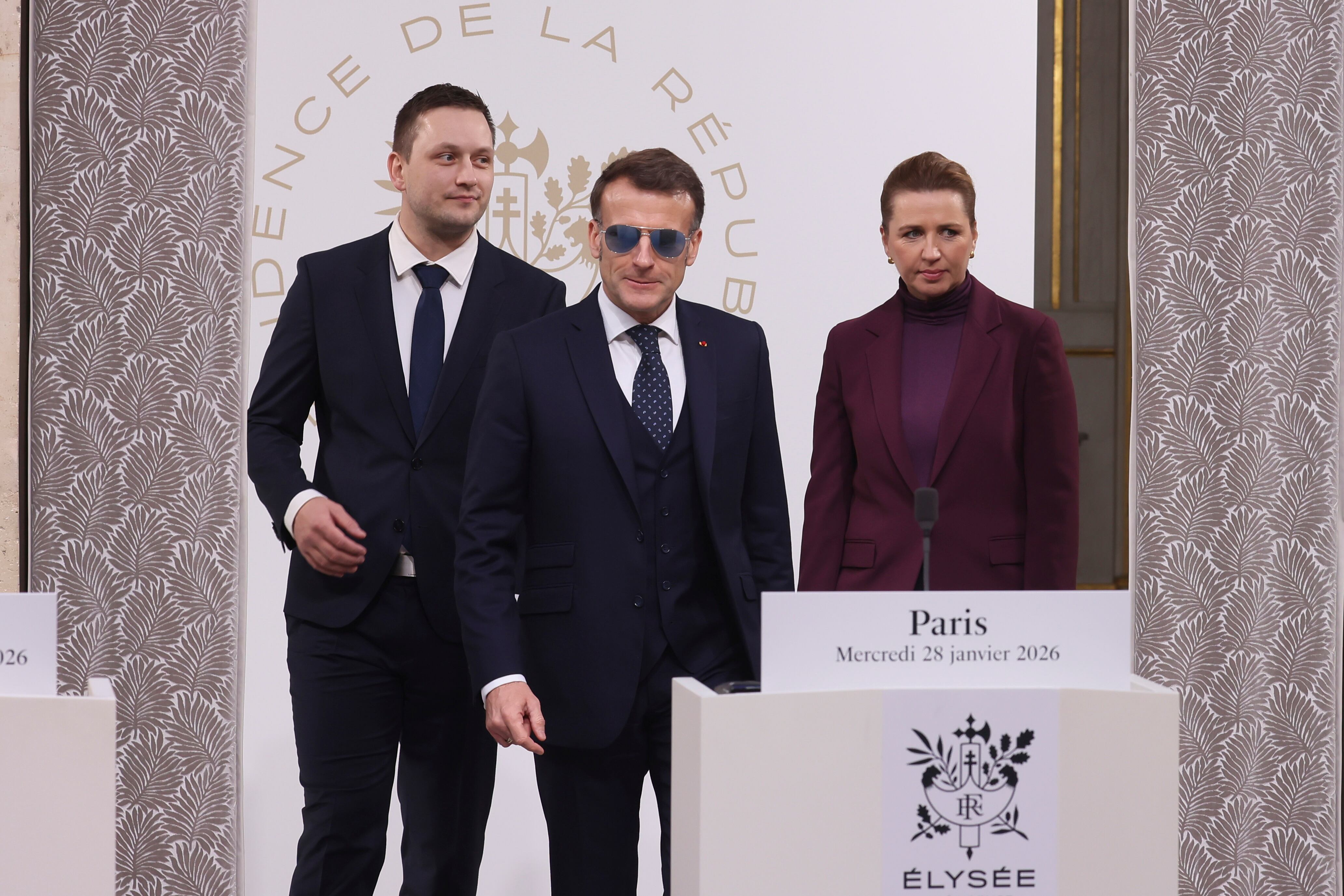 El presidente francés, Emmanuel Macron, junto a la primera ministra danesa, Mette Frederiksen, y al primer ministro groenlandés, Jens-Frederik Nielsen, este miércoles en París