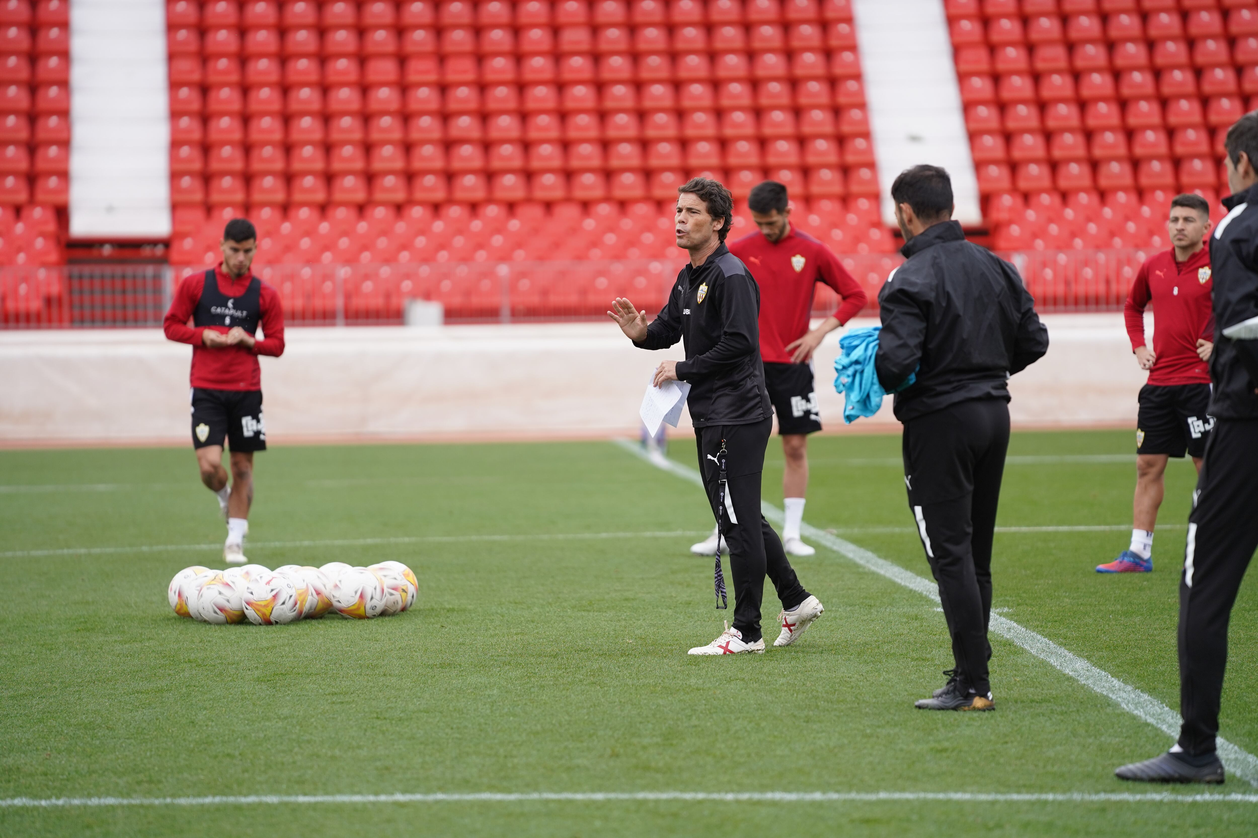 Rubi en el penúltimo entrenamiento del Almería antes de viajar.
