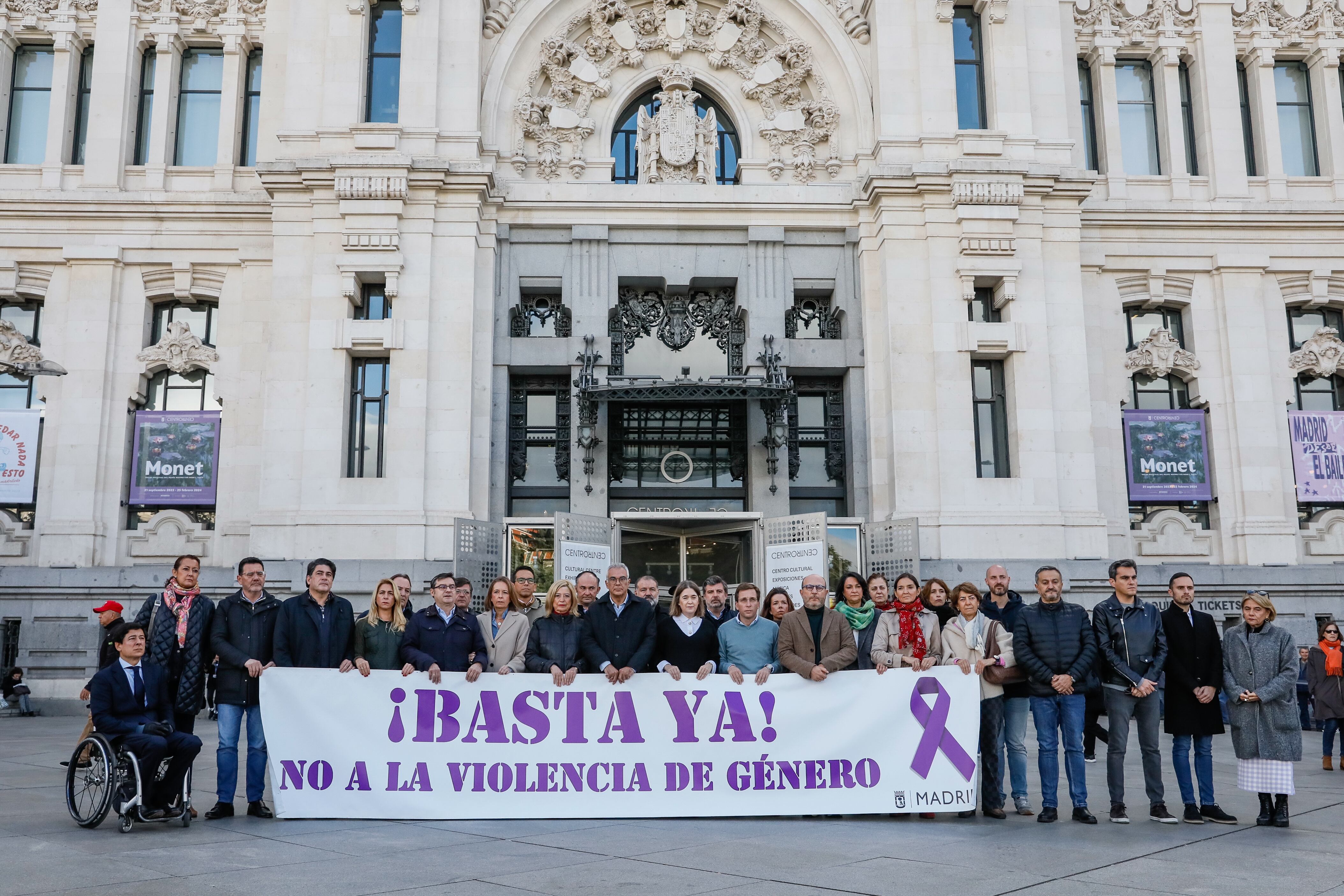 Minuto de silencio en el Ayuntamiento de Madrid por la última víctima de la violencia machista en la comunidad