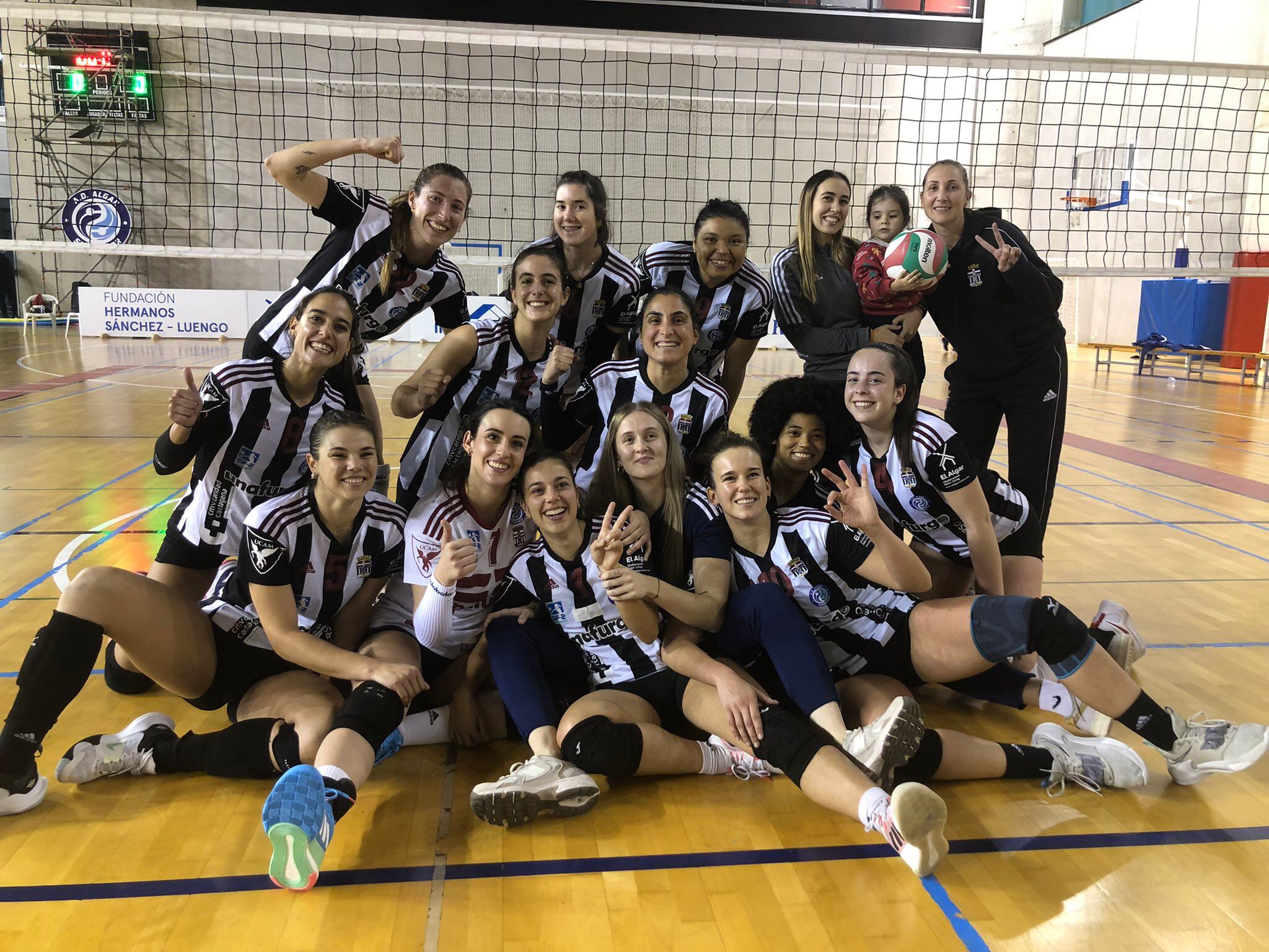 Las jugadoras algareñas celebran el billete a la Copa Princesa