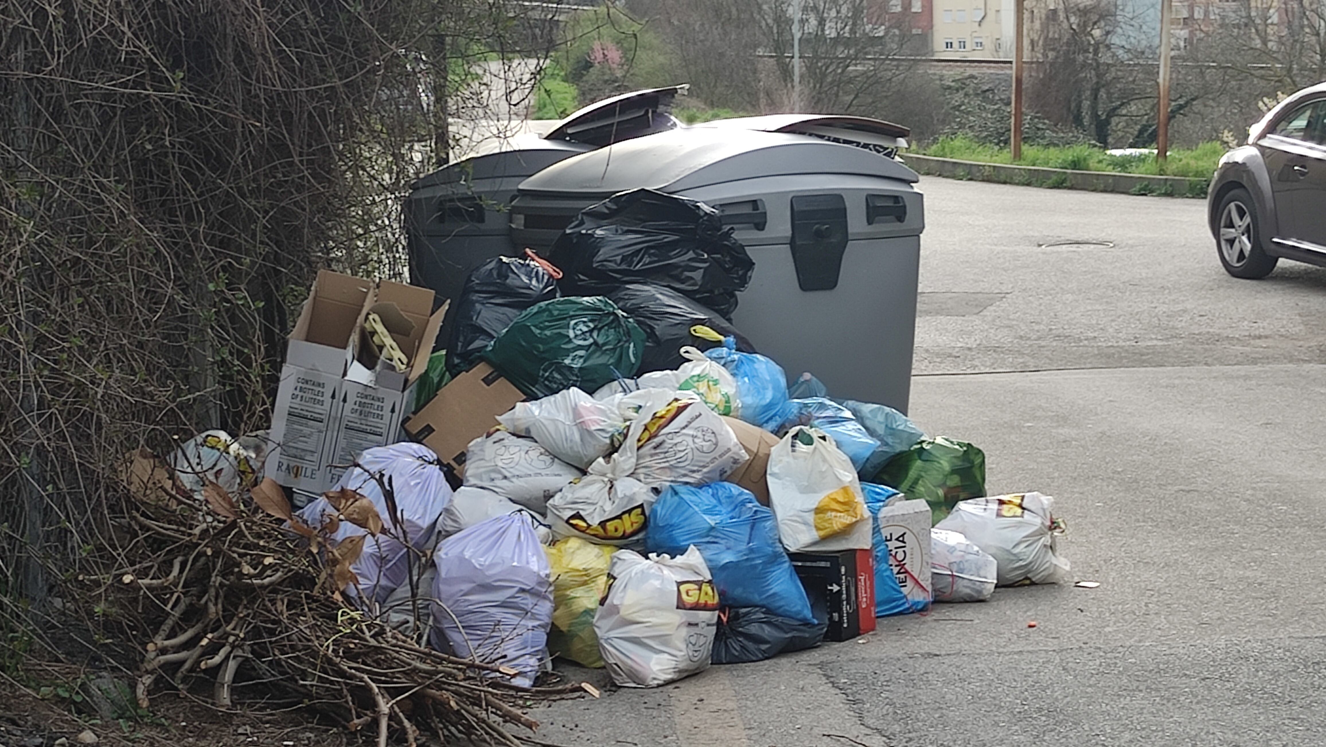 Contenedores repletos y basura en la calle