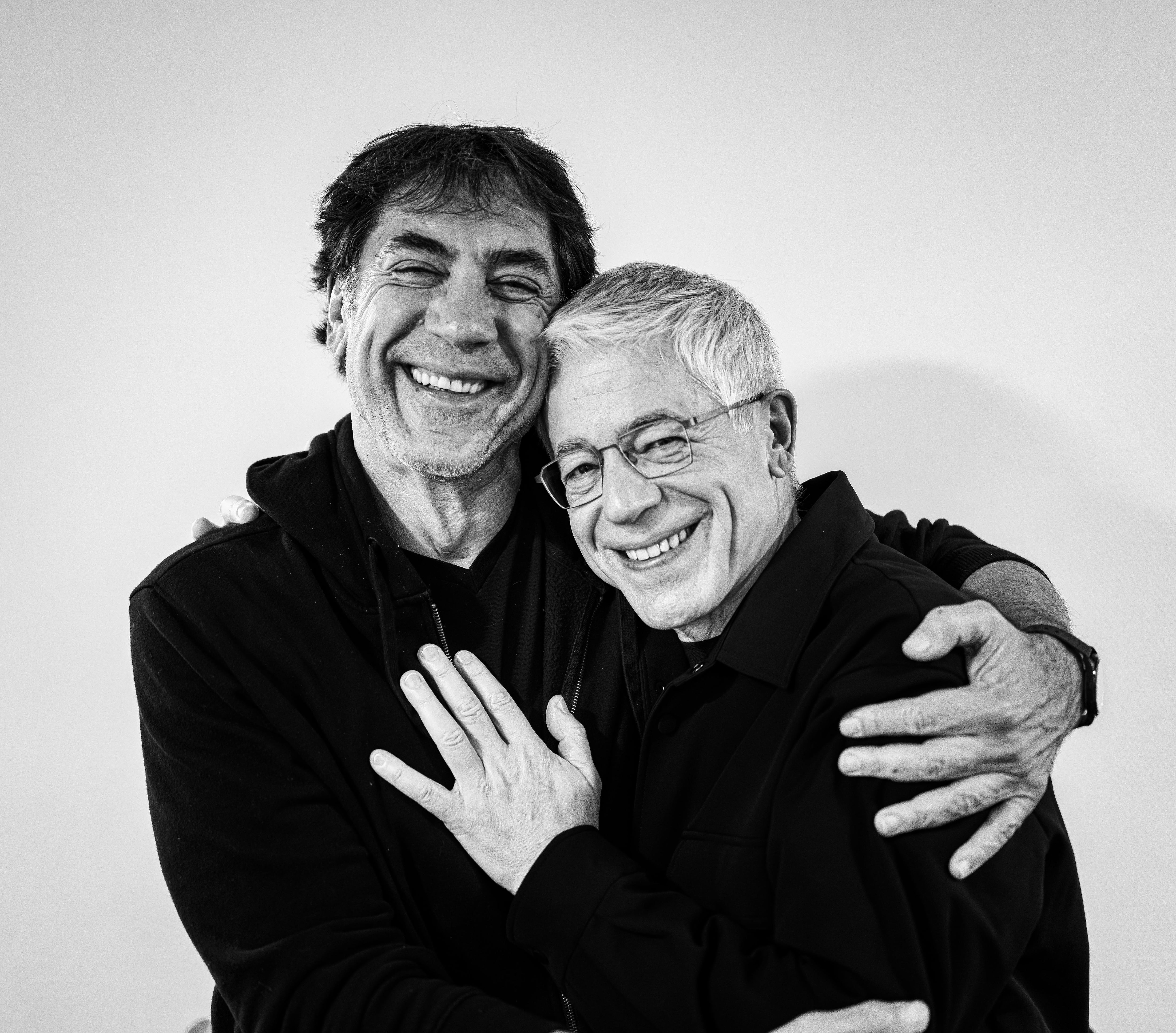 Javier Bardem y Juan Carlos Corazza, fotografiados por James Rhodes en la redacción de la SER