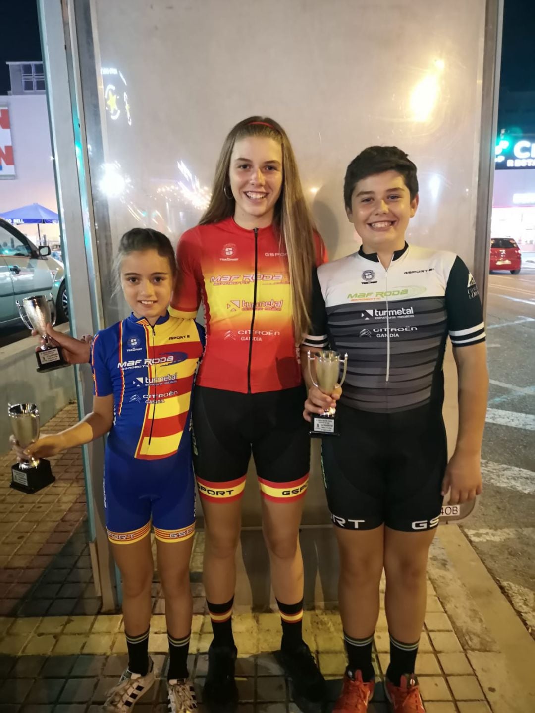 Carla Bañuls, Alejandra Puente y Ausias Puente con sus trofeos