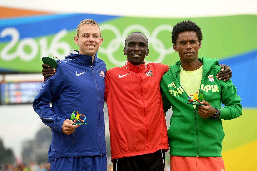 Galen Rupp, Eliup Kipchoge y Feyisa Lilesa en el podio de Río 2016.