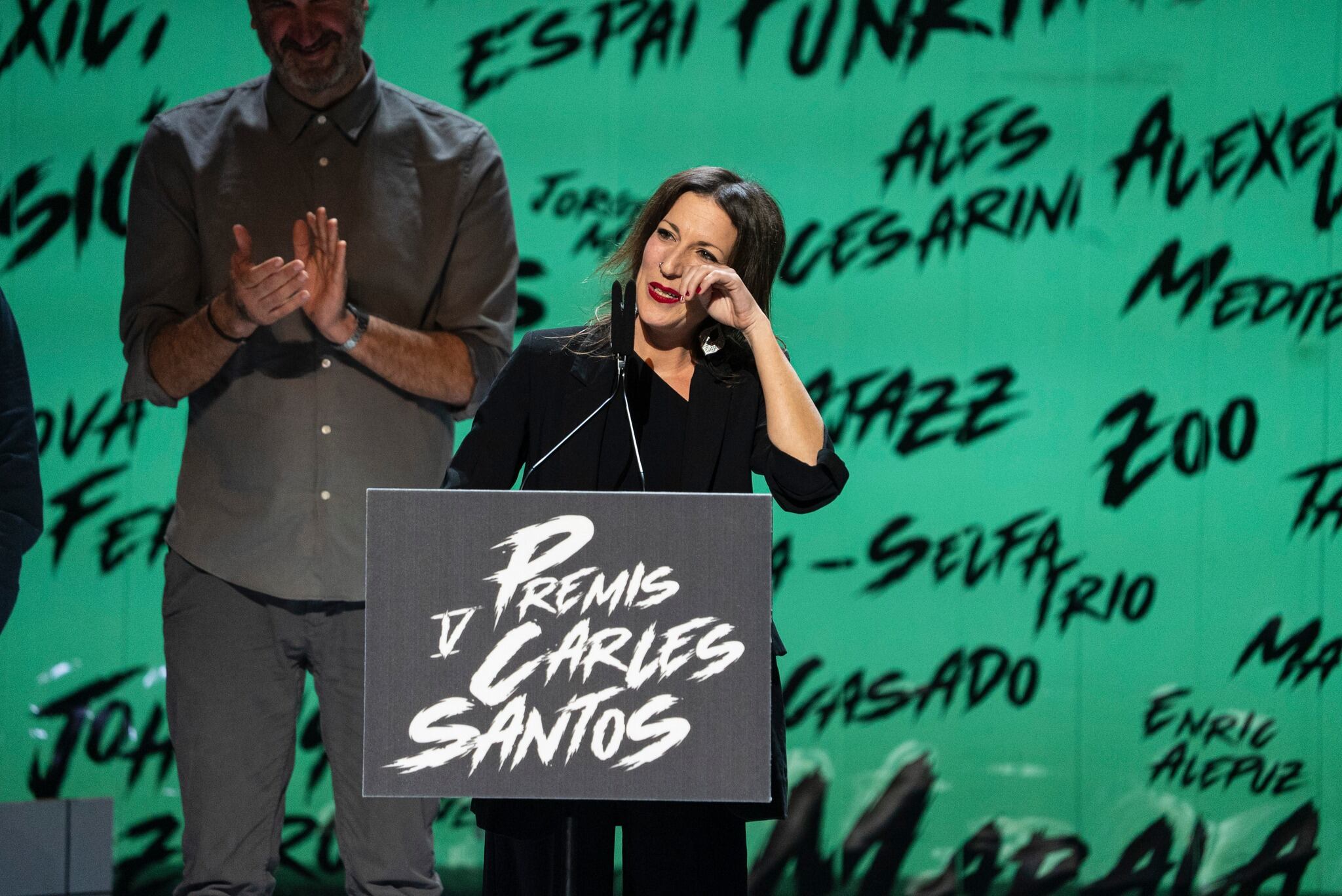 La cantautora alcoyana Neus Ferri recibió el premio muy emocionada en la gala celebrada en el Teatre Principal de València.