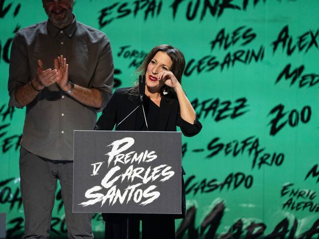 La cantautora alcoyana Neus Ferri recibió el premio muy emocionada en la gala celebrada en el Teatre Principal de València.