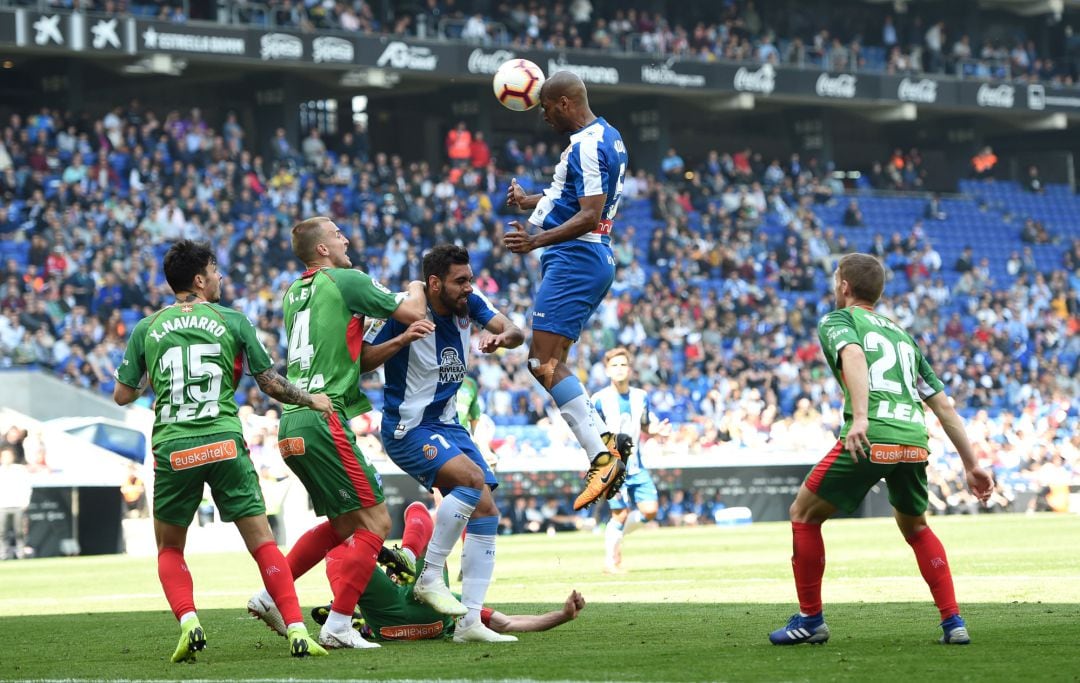 Naldo intenta rematar ante Ely, Navarro y Brasanac.