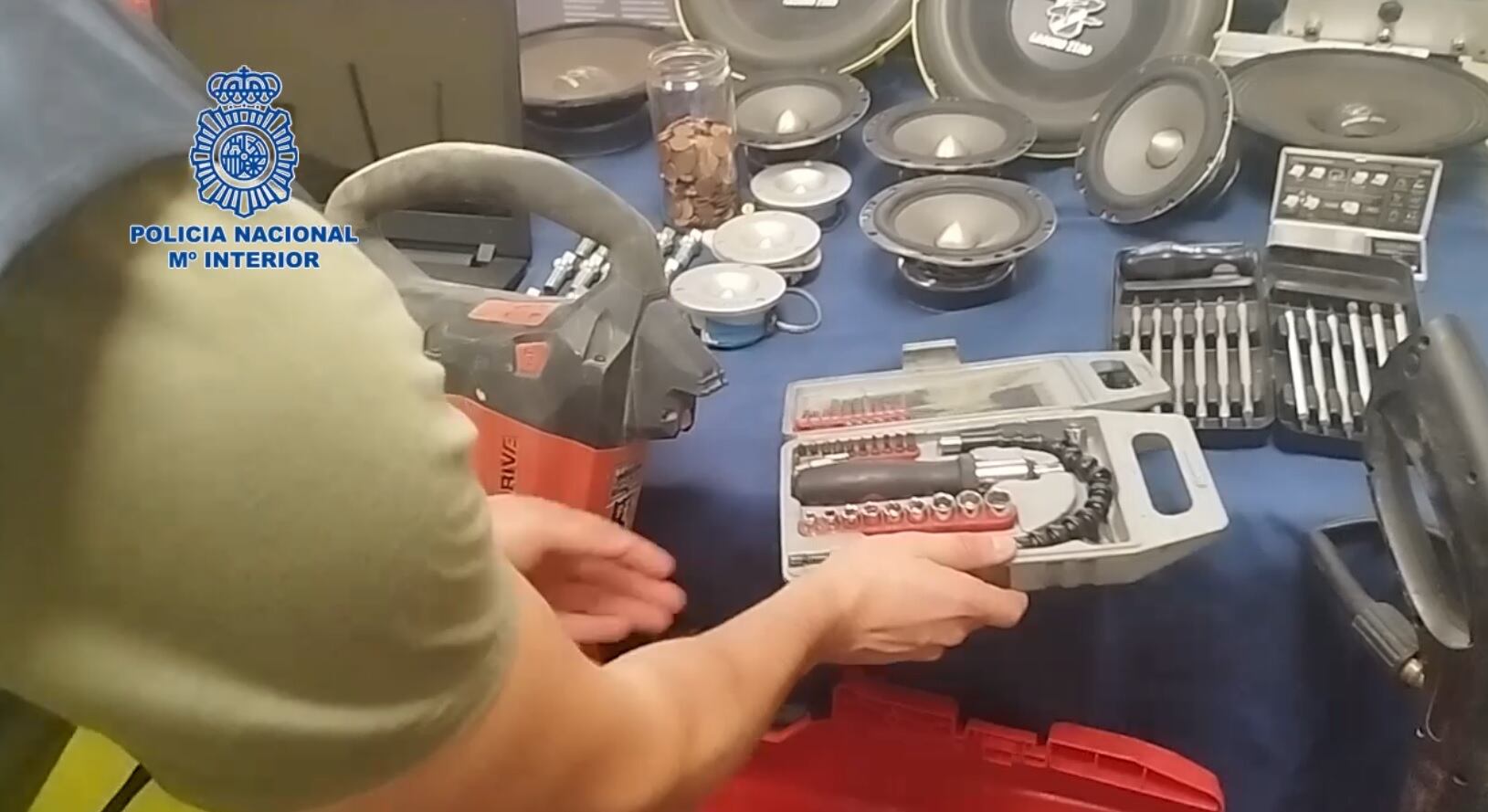 Los dos ladrones robaban ruedas, altavoces y otros enseres