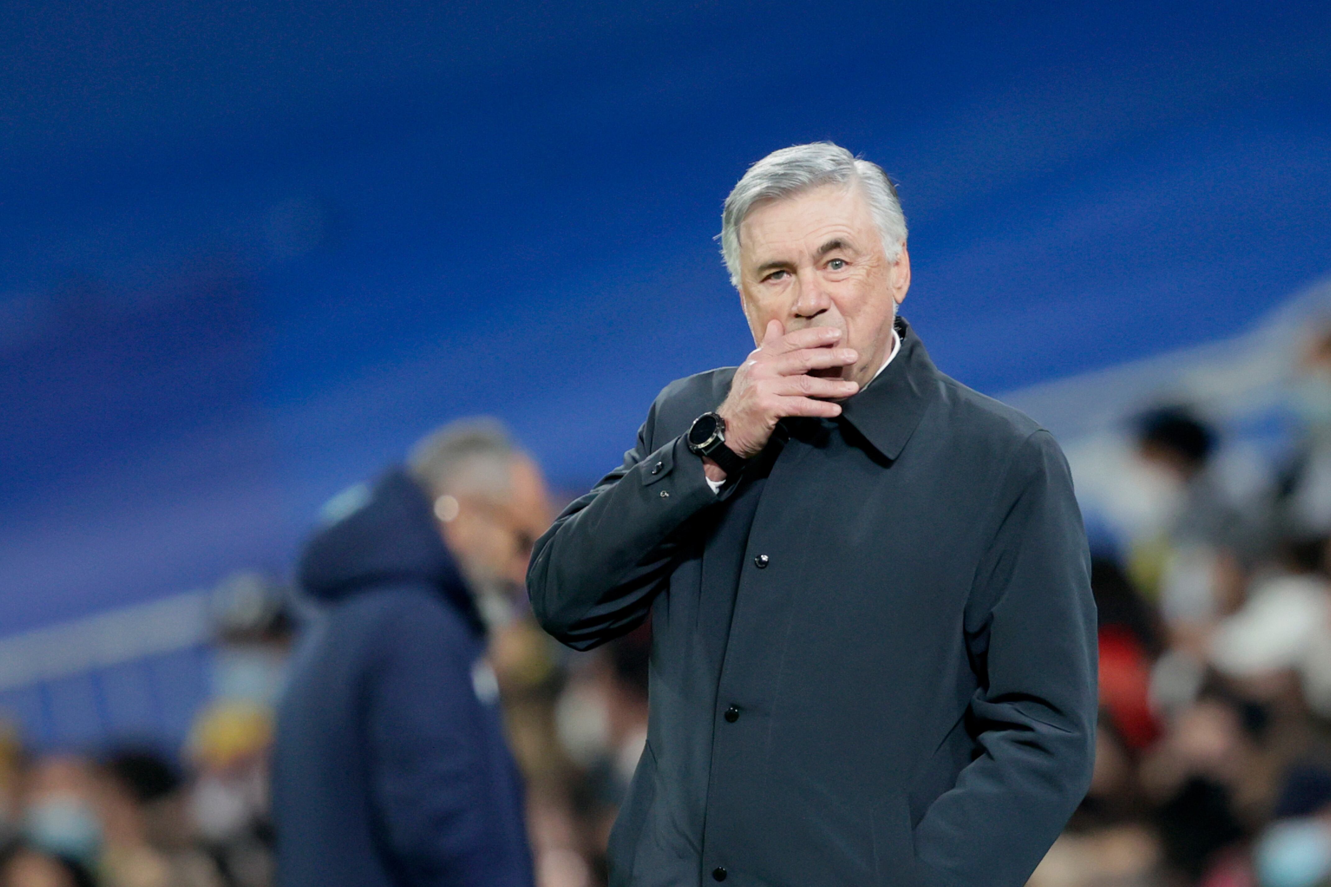Ancelotti, pensativo, durante un partido de liga