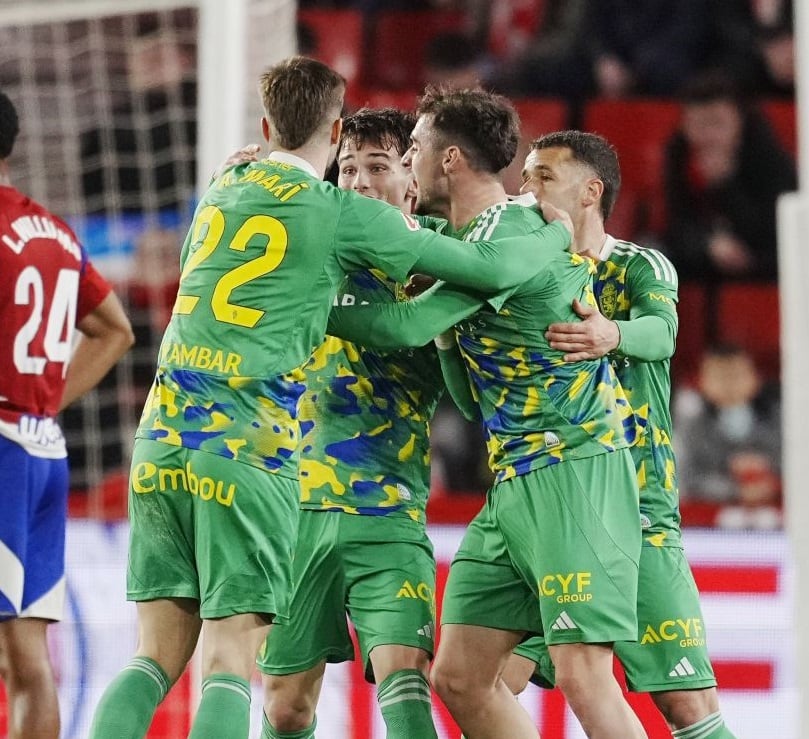 Los jugadores del Real Zaragoza celebran el gol del empate en el minuto 93