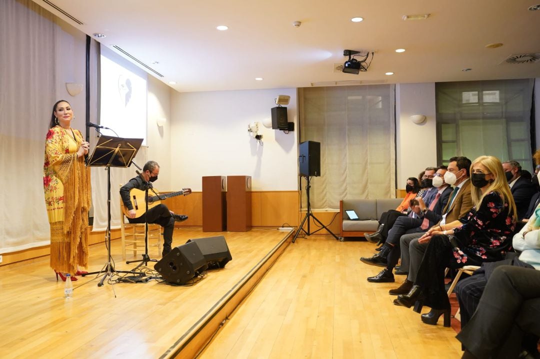 La cantaora Marina Heredia actúa en la presentación del Centenario del Concurso del Cante Jondo en la Residencia de Estudiantes de Madrid ante el presidente de la Junta de Andalucía y el alcalde de Granada, entre otras autoridades e invitados