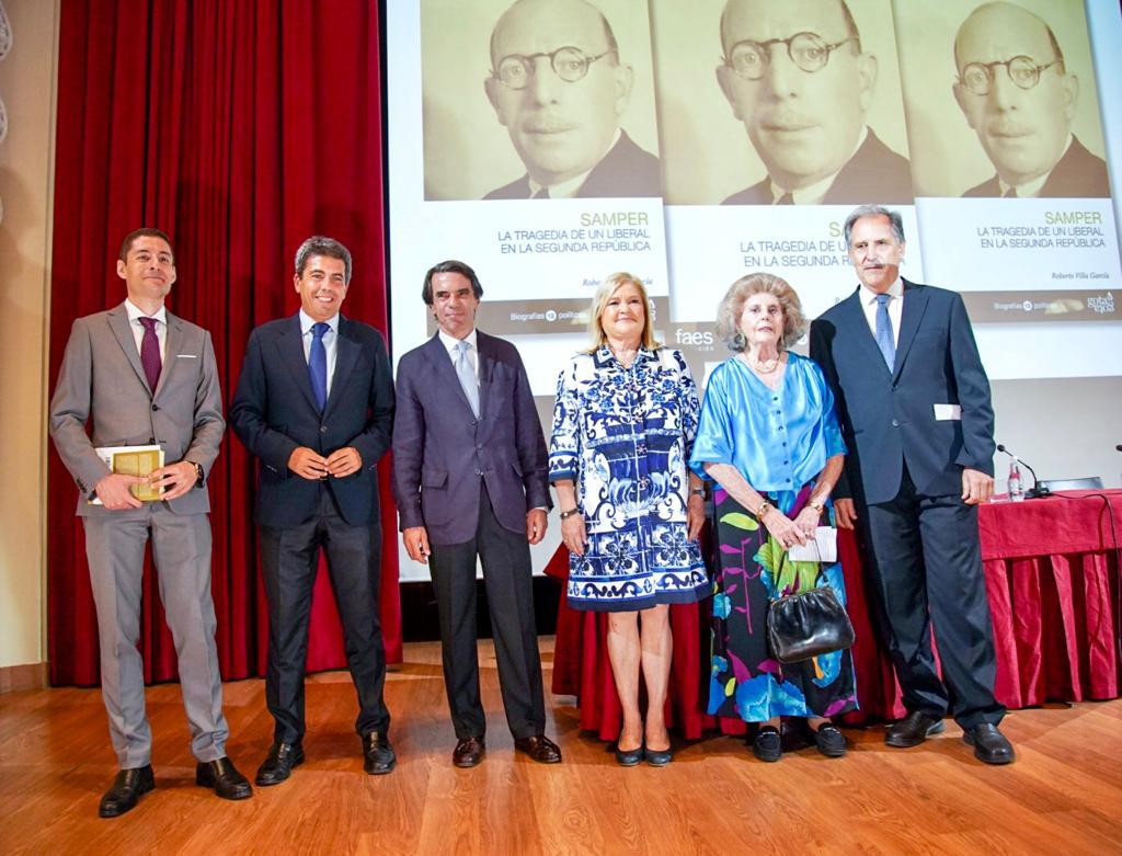 El expresidente del Gobierno, José María Aznar, en la presentación del libro &#039;Samper, la tragedia de un liberal en la Segunda República&#039;, de Roberto Villa, en el Ateneo Mercantil de València