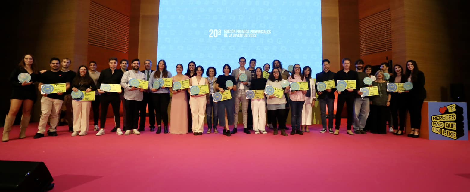 Los jóvenes galardonados en los Premios #TopCreation2023 en el escenario del ADDA.