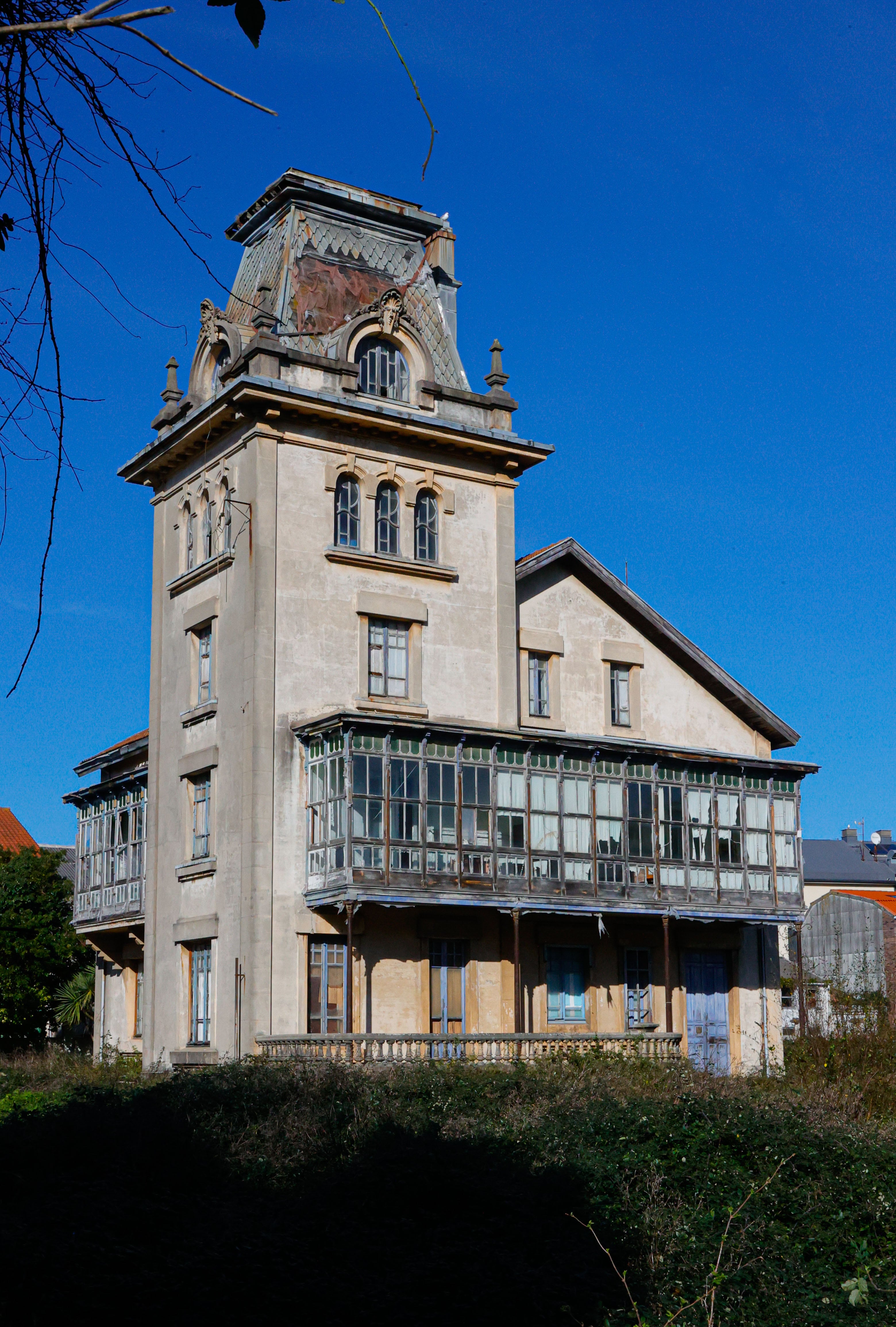 FERROL, 24/01/2023.- Tras el parón por la crisis sanitaria de la Covid -19, el grupo la pénela retoma el proyecto para convertir el histórico Chalé de Canido, una obra del arquitecto modernista Rodolfo Ucha, en un hotel boutique en pleno casco urbano de Ferrol. EFE/ Kiko Delgado
