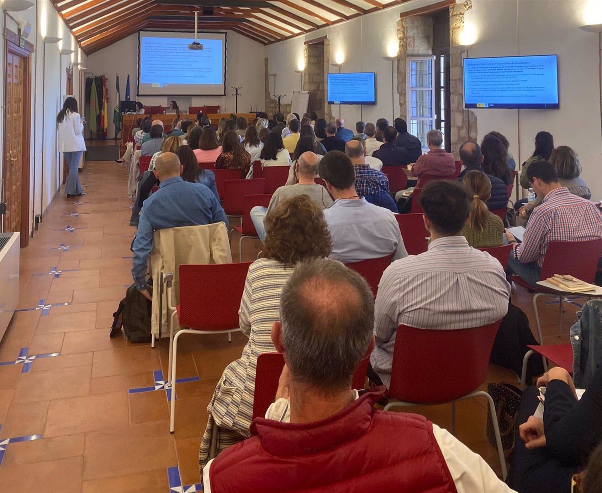 Acto sobre fondos europeos del 7 de mayo en el que intervino la diputada provincial Lourdes Martínez.