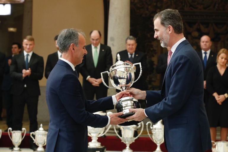 El profesor Antonio Camacho recogió el trofeo