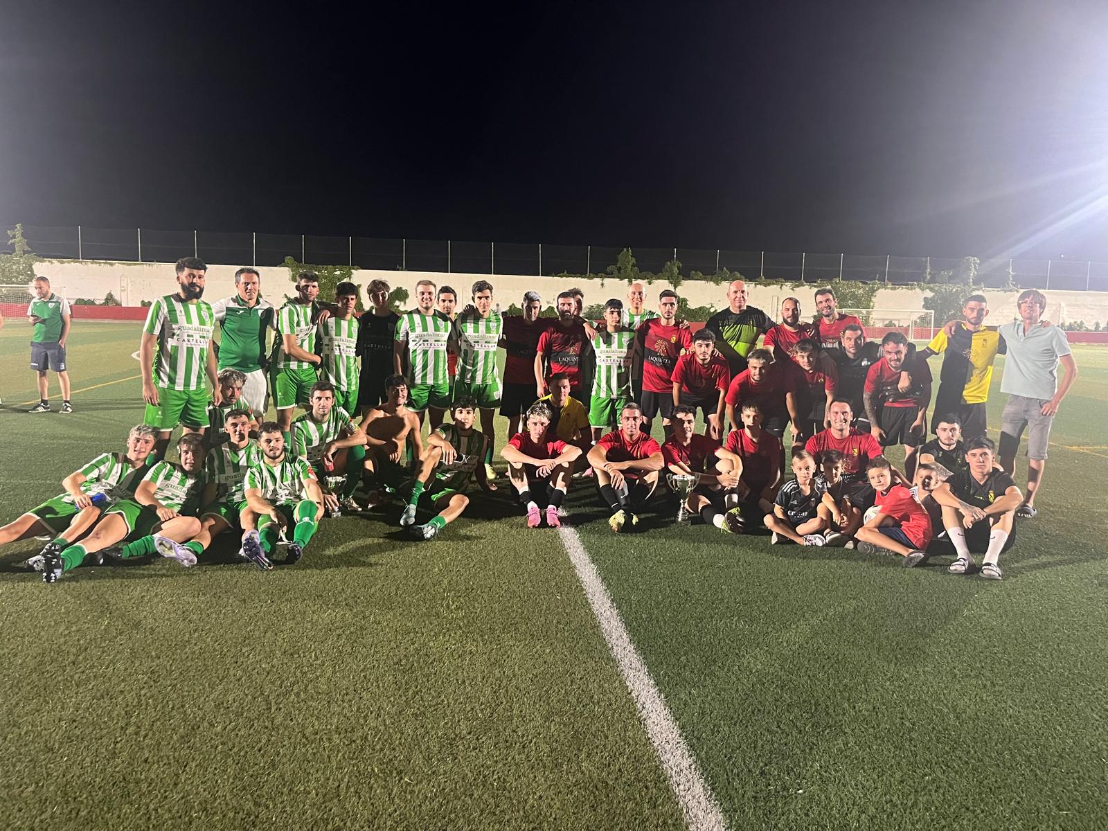 Jugadores de los dos equipos celebran los títulos