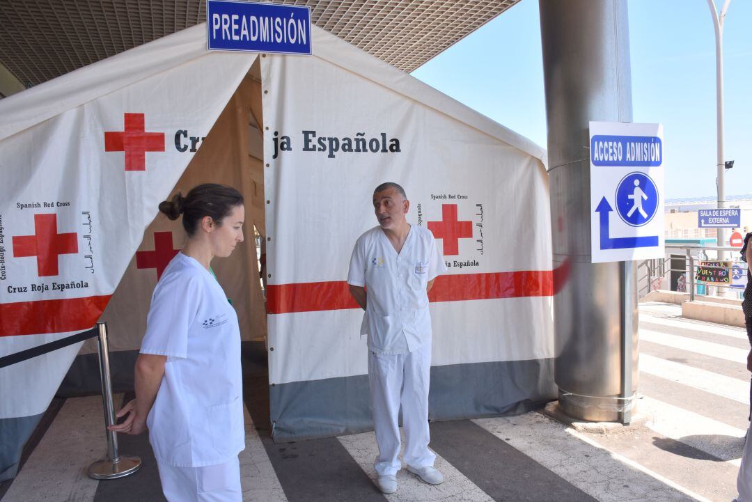 Puesto externo de triaje en la entrada de Urgencias del hospital Doctor José Molina Orosa de Arrecife.