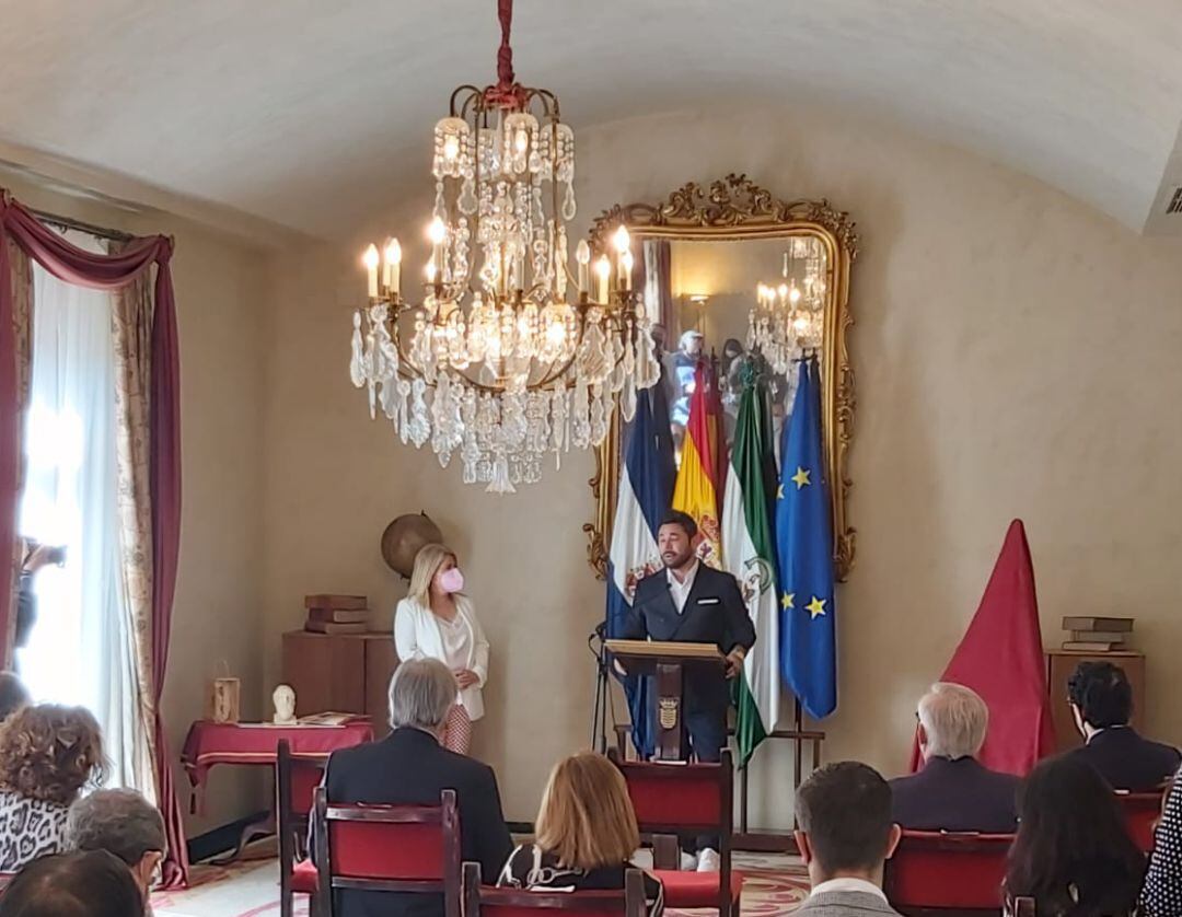 Miguel Poveda en el Salón Noble del Ayuntamiento de Jerez