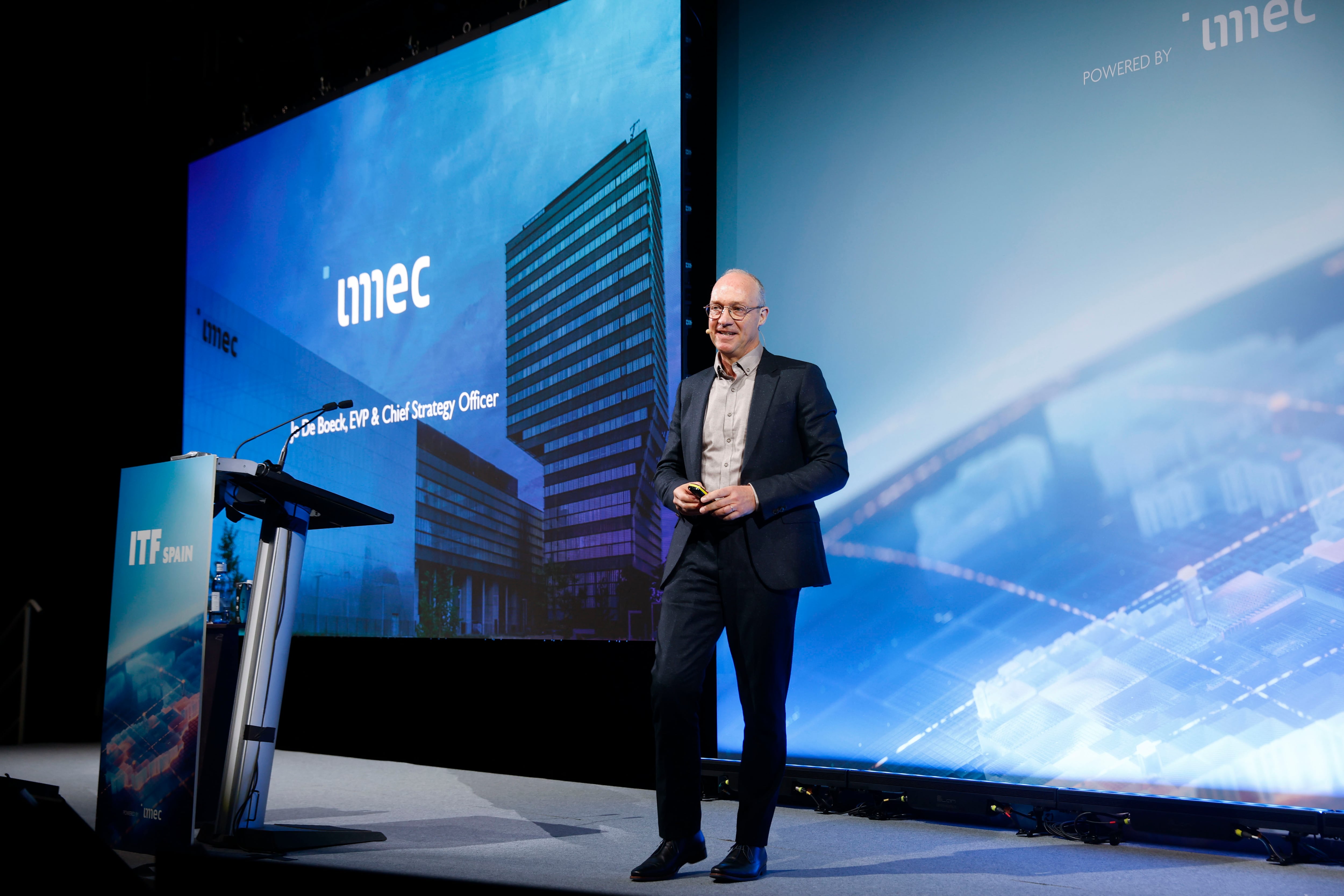 MÁLAGA, 09/10/2025.- El director de estrategia y vicepresidente del IMEC, Joe de Boeck, pronuncia una conferencia en el marco del foro internacional ITF Spain sobre semiconductores e innovación tecnológica organizado por IMEC ITF celebrado este jueves en Málaga. EFE/Jorge Zapata
