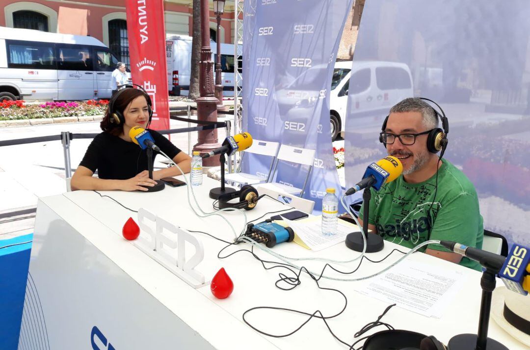 Anna Gil Wittke durante la edición en exteriores de Hoy por hoy en la Glorieta de España, en Murcia 