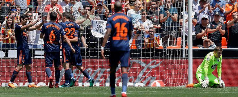 Los jugadores del Valencia celebran el segundo gol marcado por el centrocampista protugués,Goncalo Manuel Ganchinho Guedes