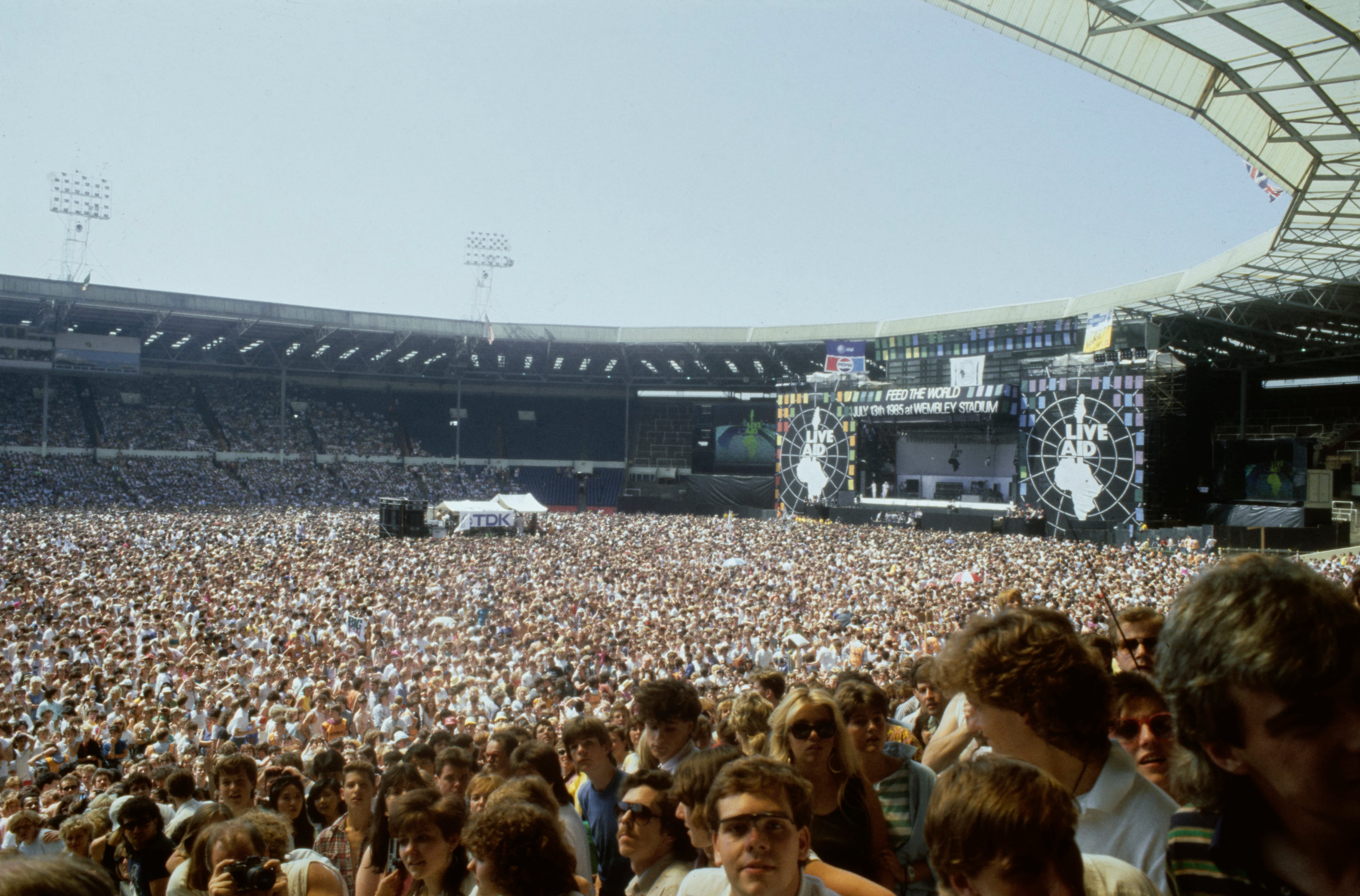 Vista general de la multitud y el escenario durante el concierto Live Aid en el estadio de Wembley en Londres, el 13 de julio de 1985. Fox Photos/Hulton Archive.