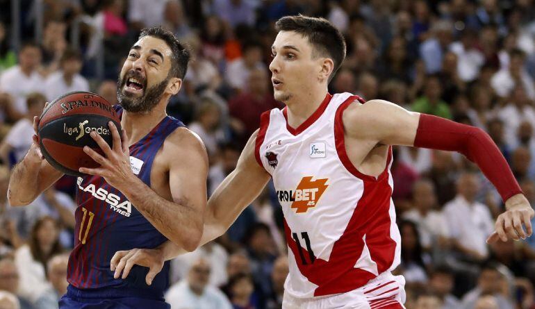 Matt Janning se esmera en la defensa del azulgrana Juan Carlos Navarro.