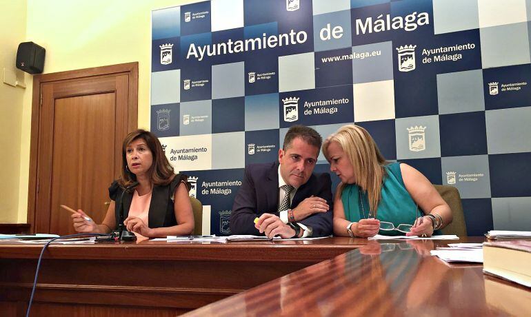 El concejal de Economía, Carlos Conde, durante una rueda de prensa este martes en el ayuntamiento de Málaga