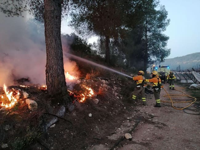 MURCIA, 30/03/2026.- El incendio forestal en el Llano de las Cabras, en Sierra Espuña (Murcia), ha afectado ya a 436 hectáreas y permanece estabilizado, según ha informado el 112 Región de Murcia. Durante la noche, la UME revisó los 17 kilómetros del perímetro con dron, sin detectar frentes activos ni puntos calientes. Se produjeron dos reproducciones dentro de la zona quemada, rápidamente controladas por brigadas forestales.-EFE/ 112 Región de Murcia ***SOLO USO EDITORIAL/SOLO DISPONIBLE PARA ILUSTRAR LA NOTICIA QUE ACOMPAÑA (CRÉDITO OBLIGATORIO)***