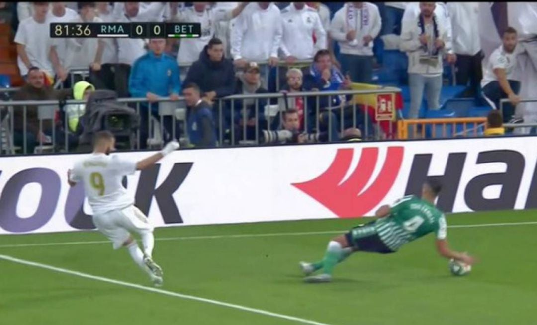 Momento en que Feddal intercepta un centro de Benzema con la mano