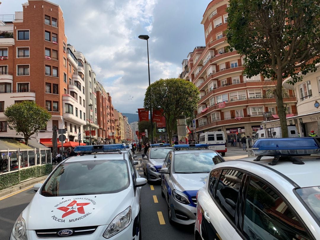 Varios coches patrulla de la Ertzaintza y la Policía Local de Bilbao, este sábado en la calle Licenciado Poza