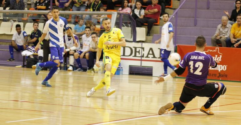 El jugador del Jaén Paraíso Interior, Mauricio, bate al portero visitante, Juan Antonio.