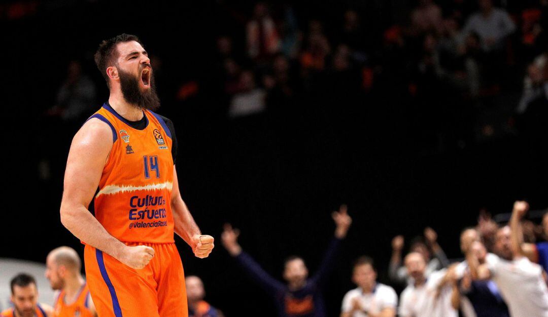 GRAFCVA627. VALENCIA, El pivot montenegrino del Valencia Basket, Bojan Dubljevic, celebra una canasta durante el partido ante Kirolbet Baskonia correspondiente a la decimocuarta jornada de la fase regular de la Euroliga disputado esta noche en el pabellón de la Fuente de San Luis de Valéncia. EFE, Manuel Bruque