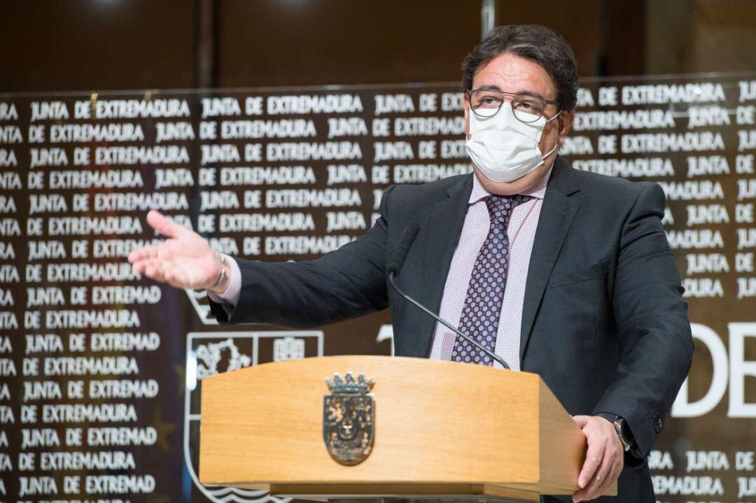 El consejero de sanidad y vicepresidente segundo de la junta de Extremadura, José María Vergeles