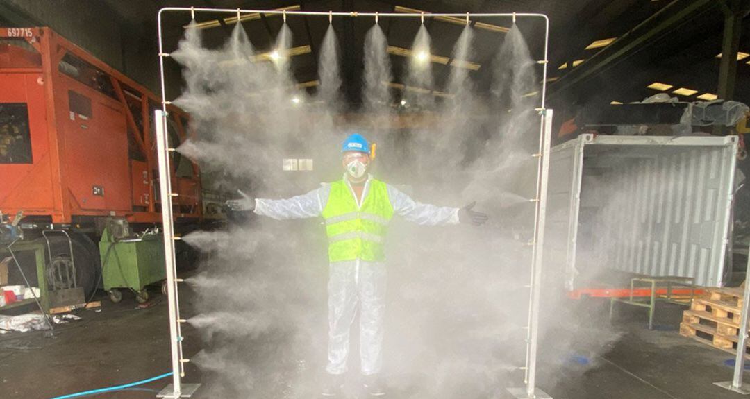 El primer arco de desinfección ha sido ya instalado en la Comisaría Provincial de la Policía Nacional en San Sebastián y en las próximas semanas hará la entrega de otros a Cruz Roja, residencias de mayores y empresas