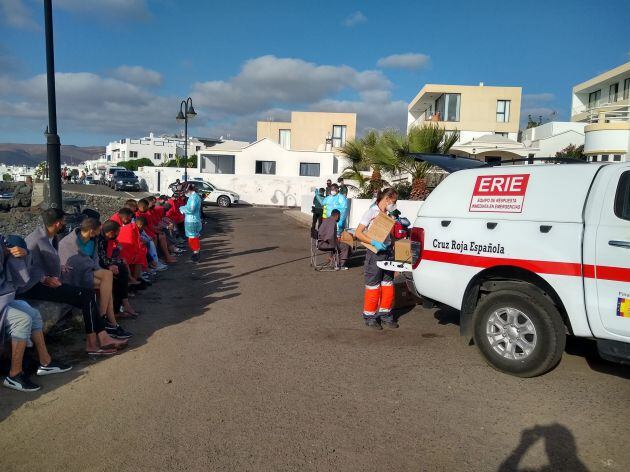 Migrantes llegados este domingo a Punta Mujeres, atendidos por Cruz Roja Lanzarote.